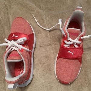 Womens puma tennis shoes . Only worn a few times